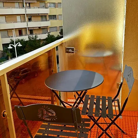 Apartment Et Balcon Entier 4 Personnes Climatise A 100 M *
