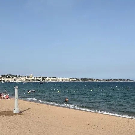 Et Balcon Entier 4 Personnes Climatise A 100 M Apartment *